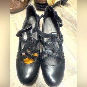 Earth Origins Solid Black Strappy Closed Toe Size 9B Leather